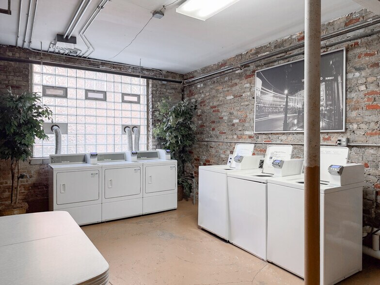 Building Photo - 545 W Wellington Ave