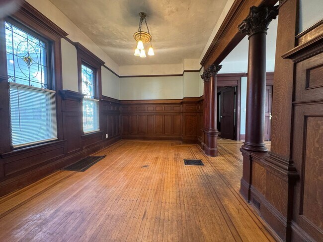 Building Photo - 2526 Polk St NE