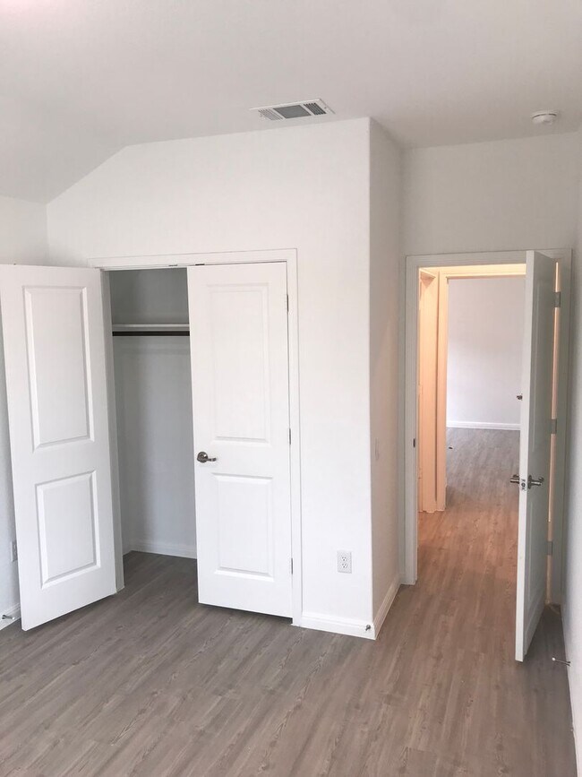 Building Photo - 750 Haas Wy