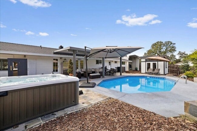 Building Photo - 4/2 Granite Bay, Pool, Jacuzzi, RV Parking...