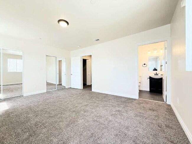 Building Photo - 116 W 50th St