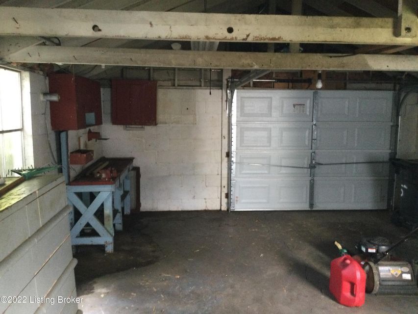 Building Photo - 572 Lilly Ave