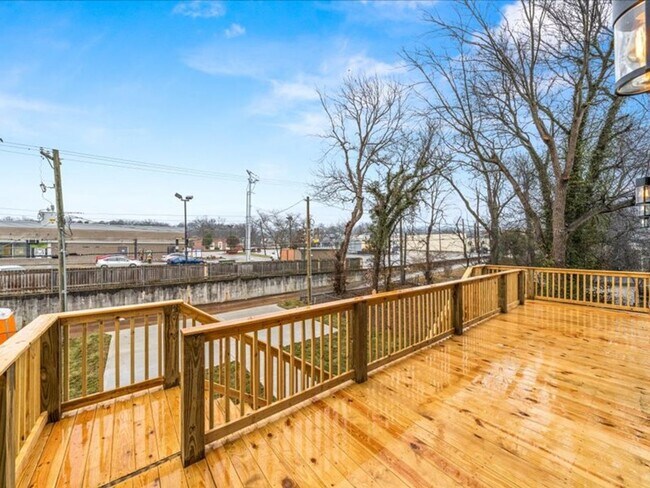 Building Photo - Knoxville 37914 - 3 bedroom, 3 bath stunning townhome apartment in Park City area of Knoxville - ...