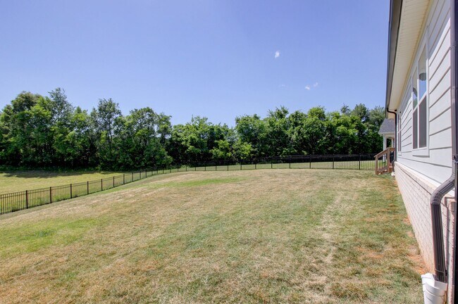 Building Photo - Fresh and Clean 3 bed/2 bath minutes from Exit 8.  Show Stopper!