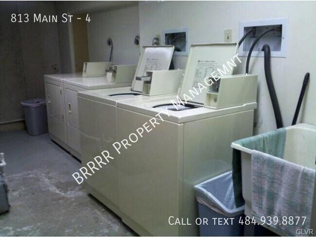 Building Photo - Garabe parking, storage unit and on-site l...