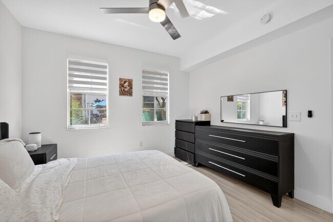 Building Photo - 533 NE 3rd Ave