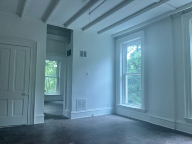 Building Photo - 537 S 4th St