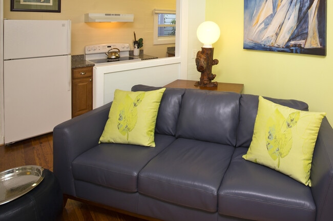 Building Photo - Furnished Studio in Old Town