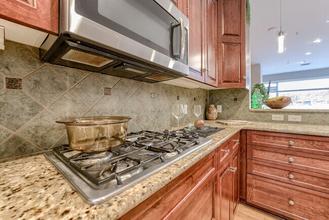 Building Photo - Prime Downtown 2-Bedroom Condo Steps from the Old Market!!