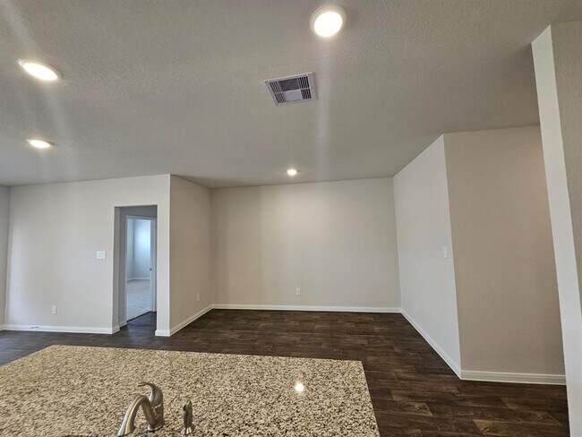 Building Photo - 412 Aylor Wy