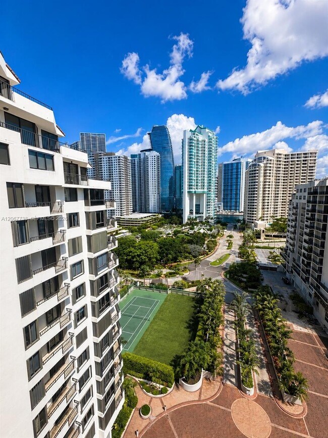 Building Photo - 520 Brickell Key Dr