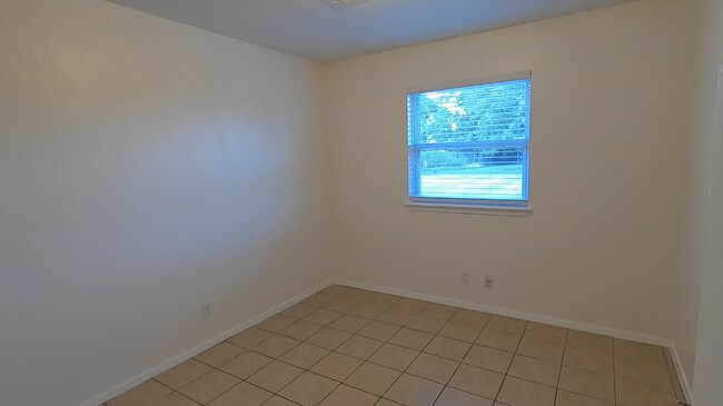 NW bedroom view from door from hall - 415 W Guthrie St