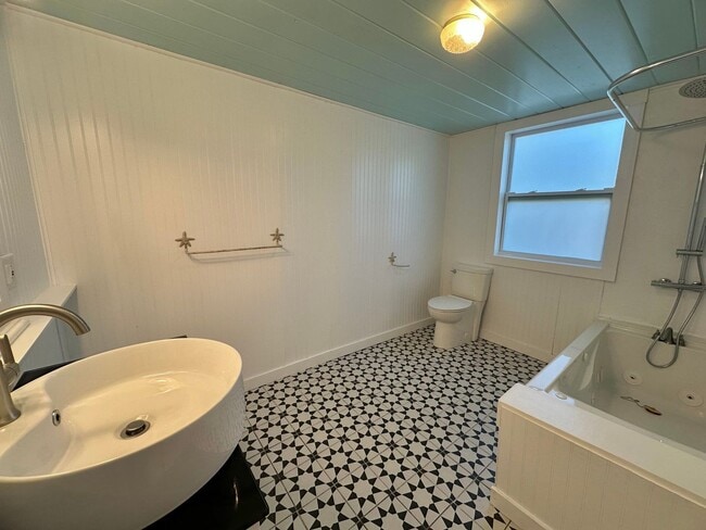 Building Photo - Cozy Home in Bokeelia - Available Now