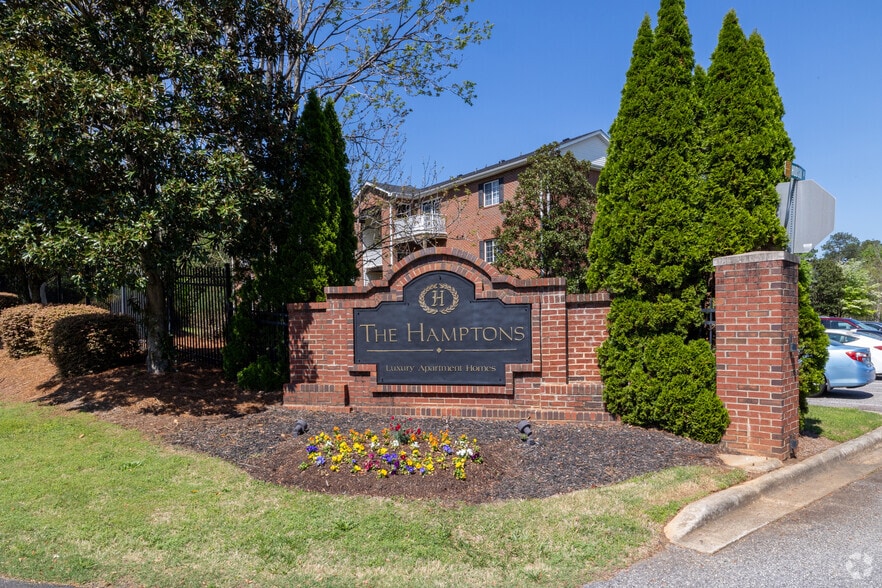 Building Photo - The Hamptons Apartments