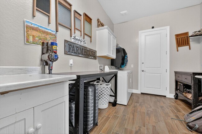 Building Photo - Walden Farms home with a great relaxing backyard!