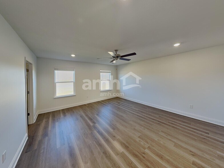 Building Photo - 9022 Henley Ave