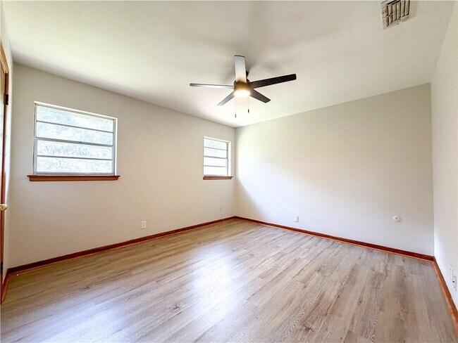 Building Photo - 1254 Lake Cir Dr W