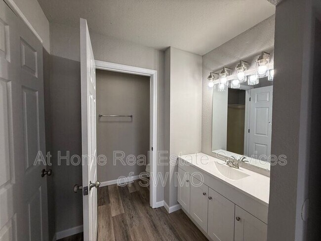 Building Photo - 721 E Bain St