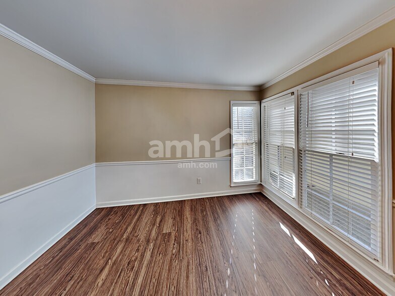 Building Photo - 201 Red Oak Ln