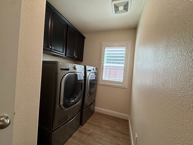 Building Photo - 493 Crescent Ln