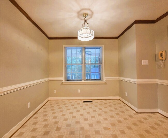 Building Photo - 4206 Tweedsmuir Rd
