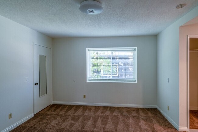 Building Photo - 2600 Huntington Dr