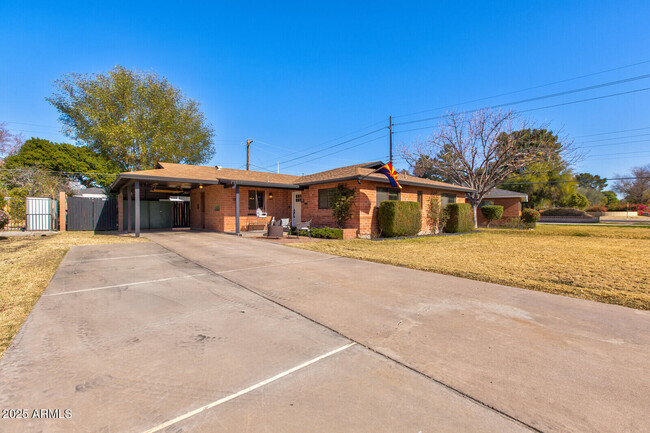 Building Photo - 1940 E Rancho Dr