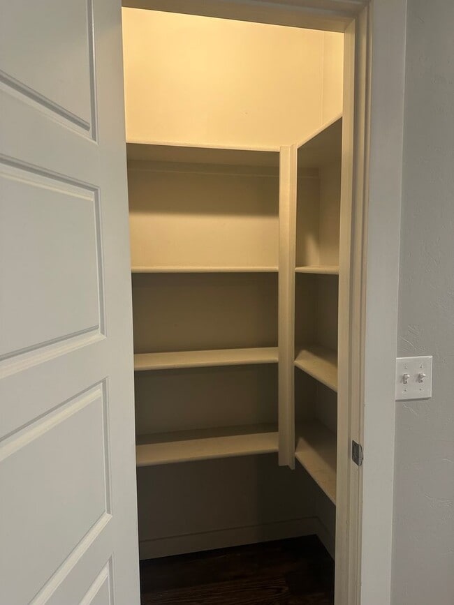 Building Photo - 3 Bedroom Townhome with ALL APPLIANCES at a great price!!