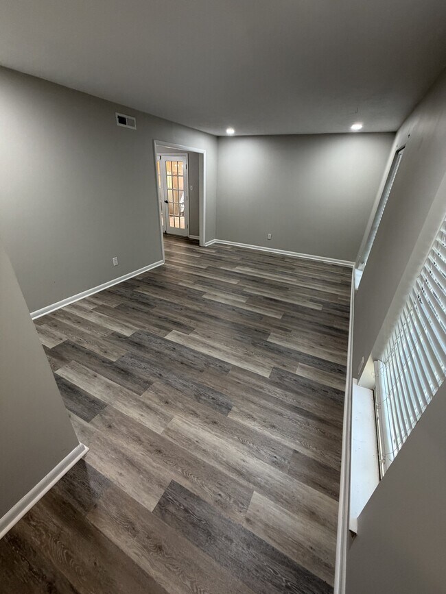 Building Photo - 657 Thomas Ave