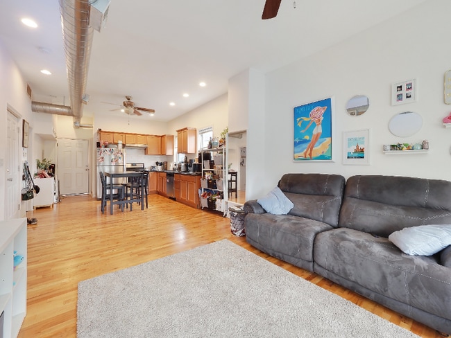 Primary Photo - 1148 W Belmont Ave
