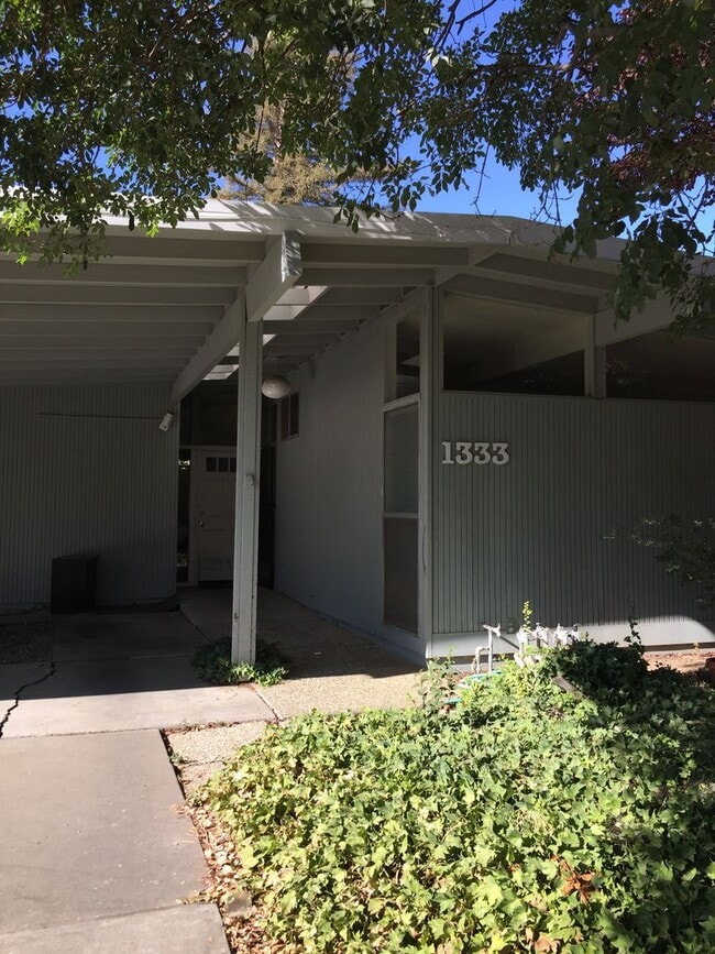 Building Photo - 1333 Notre Dame Dr