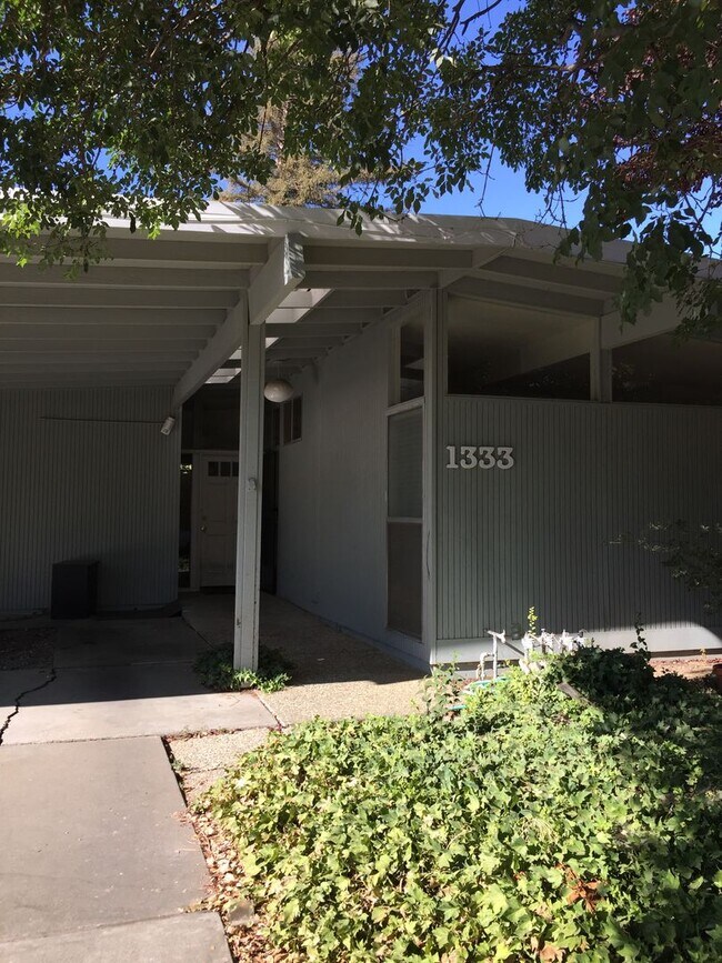 Building Photo - Spacious 5-Bedroom Home in Desirable West Davis Location