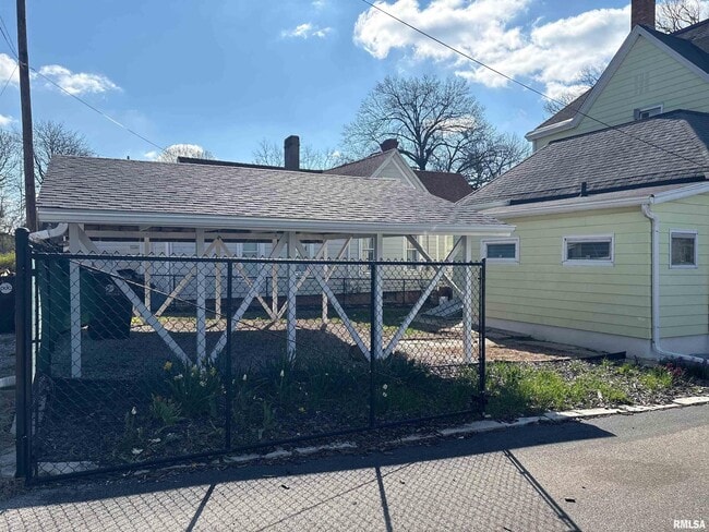 Building Photo - 901 NE Glen Oak Ave