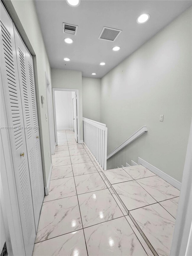 Building Photo - 850 SW 14th Ave