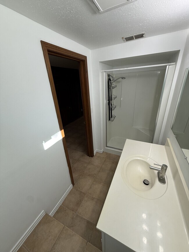 Building Photo - 565 Paris St