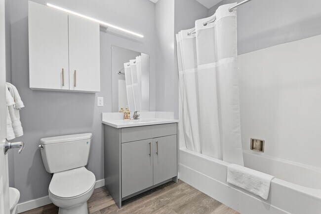 Building Photo - 95 Broadway-SI ID1240367P