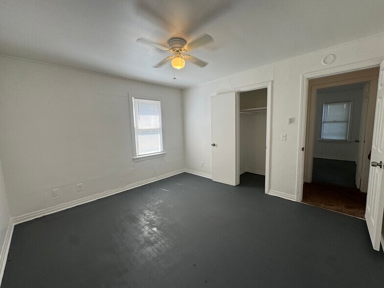 Building Photo - 2108 NE 18th St