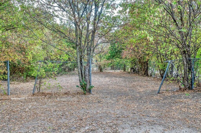 Building Photo - Spacious 4BD 2BA Home in Waco