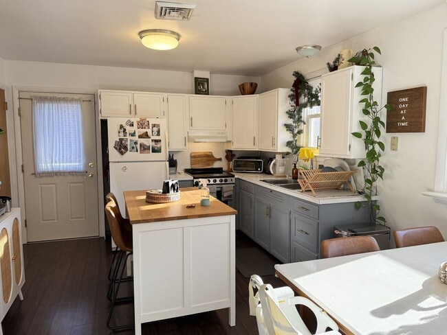 Building Photo - Charming 2 Bedroom Home in Prime Lititz Location - Attached Garage & Large Unfinished Basement