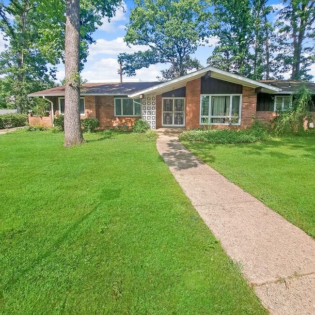 Primary Photo - Mid-Century Modern Ranch Style Home 3/Bedr...