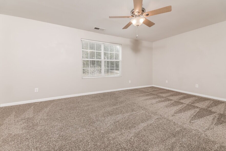 Building Photo - 242 River Hills Dr