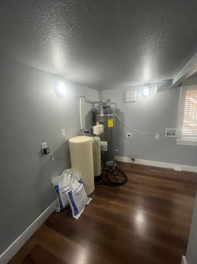 Building Photo - 695 Passover Rd