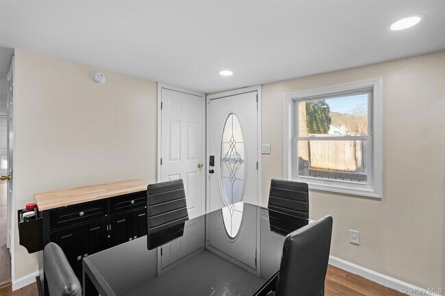 Building Photo - 136 Pine St