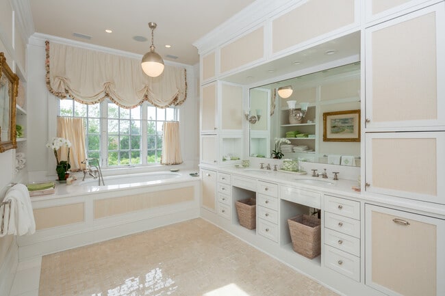 Building Photo - 587 Sagaponack Road