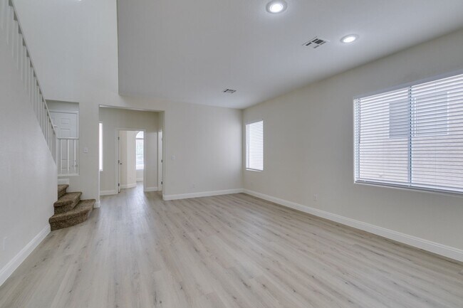 Building Photo - Charming 4 Bedroom, 3 Bathroom Home Near S...