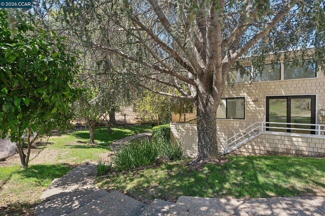 Building Photo - 660 La Casa Via