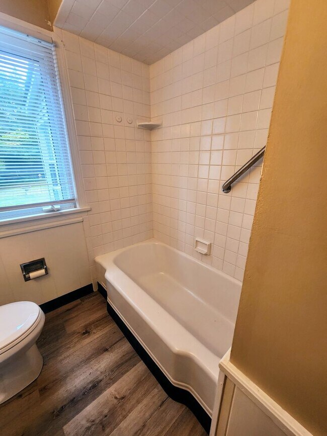 Building Photo - Charming 2-Bedroom Home in Fairview Park