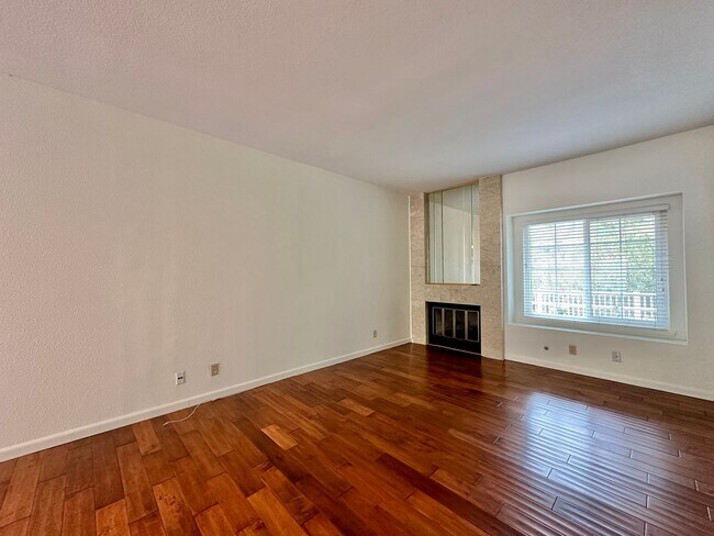 Building Photo - Desirable Tri-level Townhome in Carlsbad!