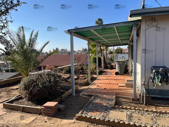 Building Photo - 55 & Older Charming 2 Bed 2 Bath Home In S...