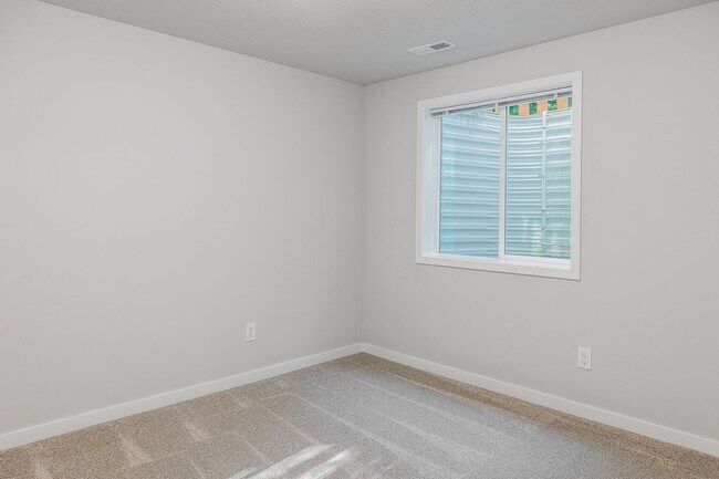 Building Photo - Great 3 Bedroom Single-Family Home in Urba...